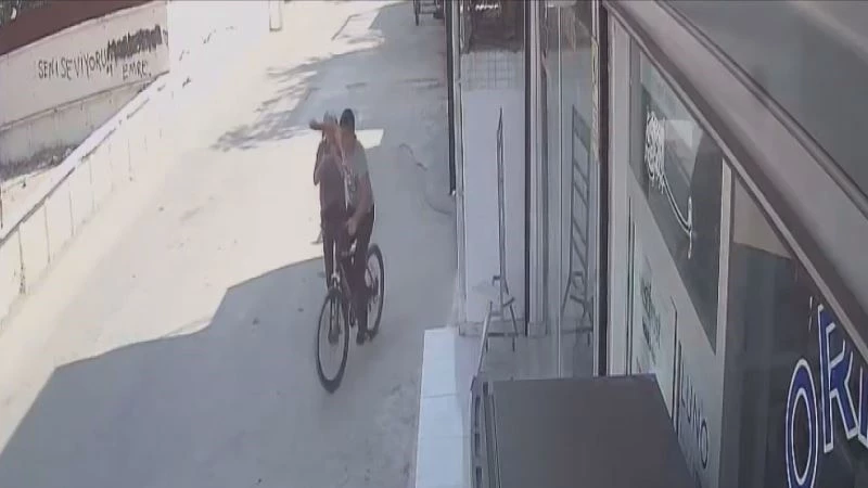 Bisikletle takip ettiği kadının kolyesini kapıp kaçtı
