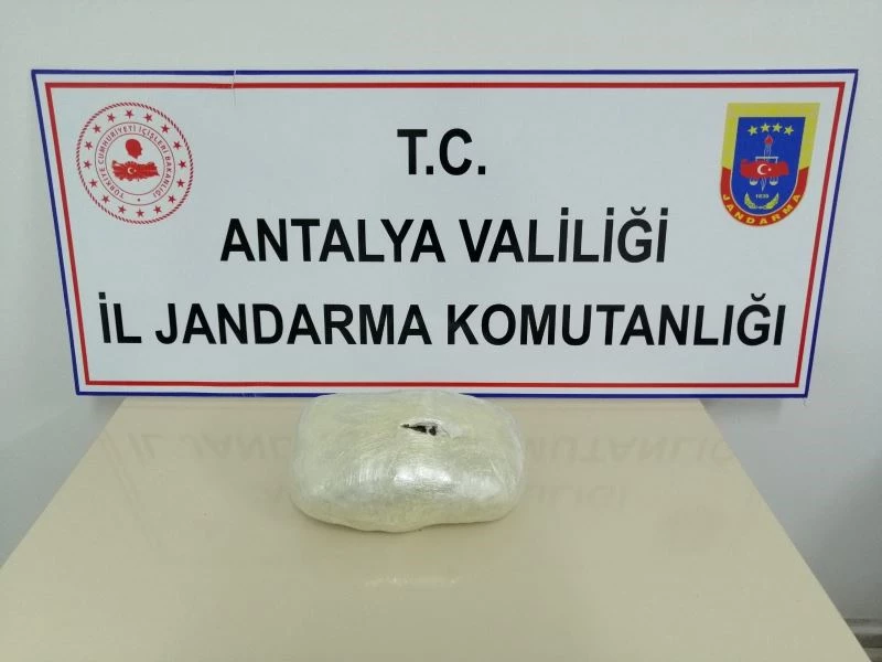 Sırt çantasında 1,5 kilo esrar taşıyan iki yolcu yakalandı
