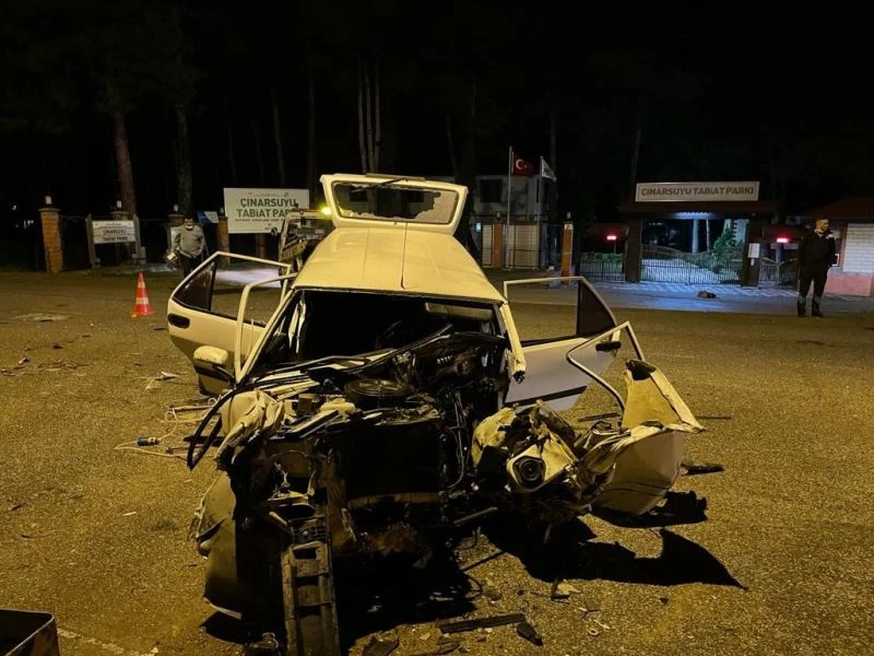 Bariyerlere çarpan otomobil parçalandı: 1 ölü
