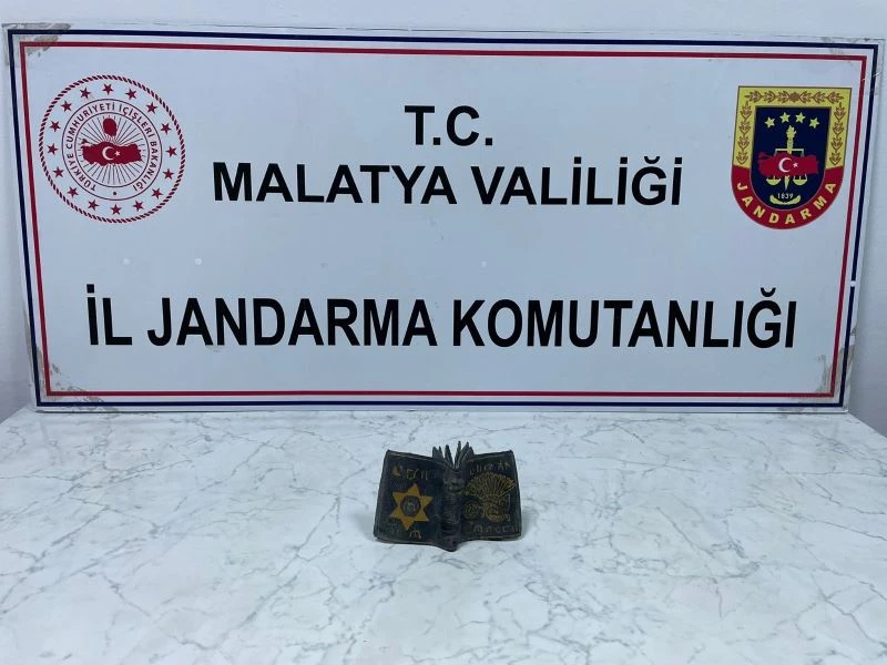 Malatya’da Roma sütunu ve Roma Dönemi’ne ait deri kaplama altın yaldızlı kitap ele geçirildi
