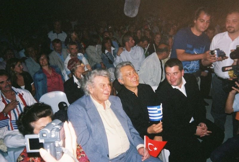 Çeşmeli fotoğrafçının Teodorakis fotoğrafları Yunan basınında

