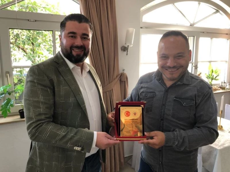 İş insanlarına teşekkür plaketi takdim edildi
