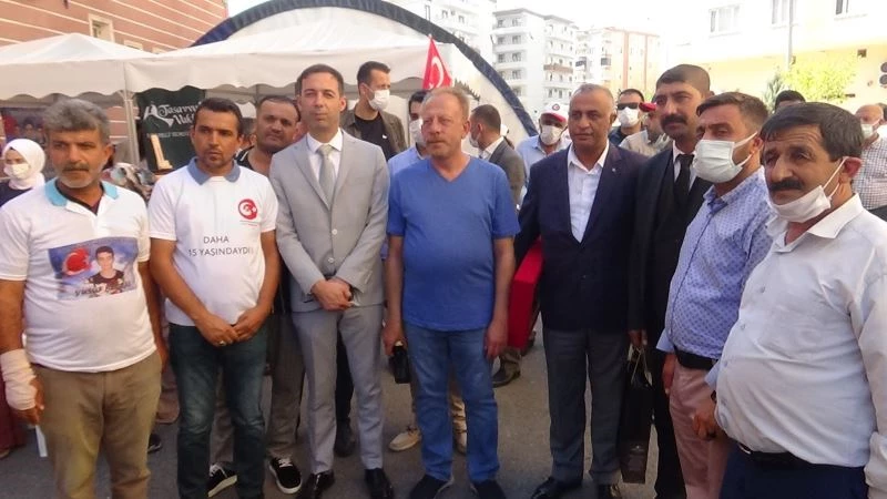 MHP Diyarbakır İl Başkanı Kayaalp, evlat nöbetindeki ailelerle buluştu

