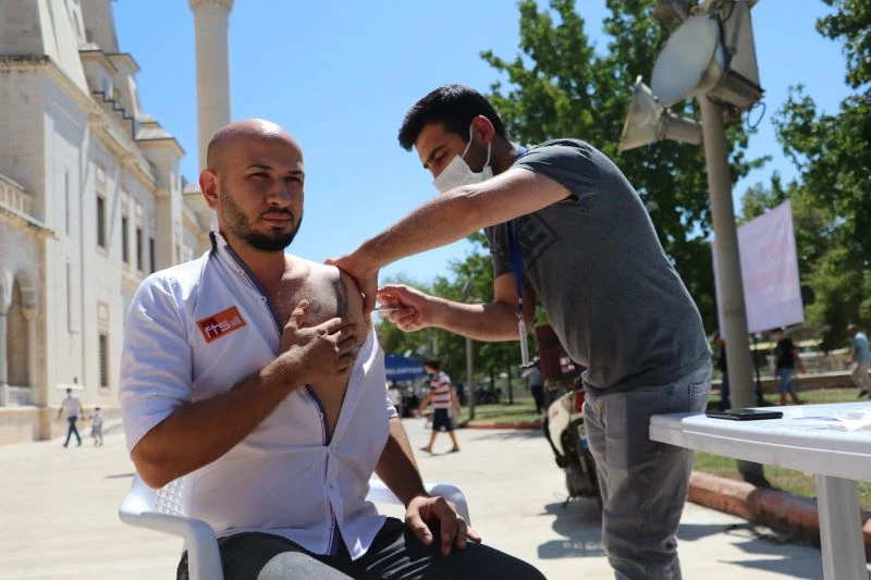 Adana’da camilere seyyar aşı stantları kuruldu
