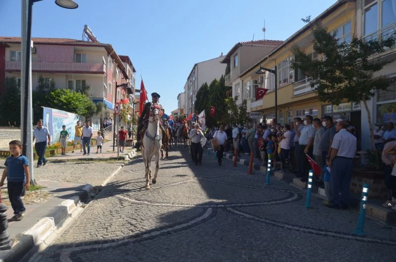 99 yıl önce olduğu gibi atlı birlikler ilçeye girdi

