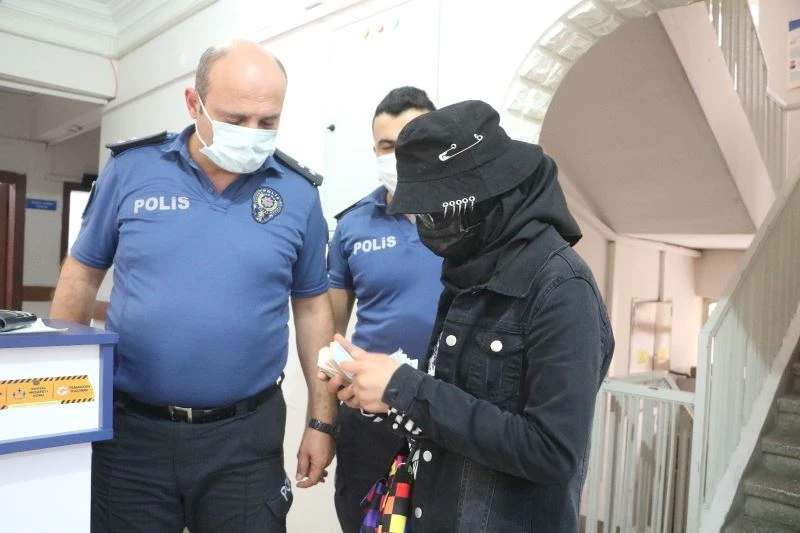 Para dolu cüzdanını kaybetti duyarlı vatandaş bulup polise teslim etti
