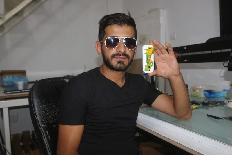 Askerler için tuşlu telefonu akıllıya çevirdi
