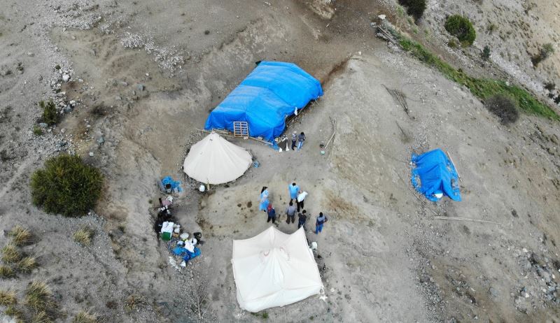 (Özel) Erzincan’ın sarp dağlarını aşan sağlıkçılar 2 bin 800 rakımlı Geyikli Yaylasında göçerleri aşıladı
