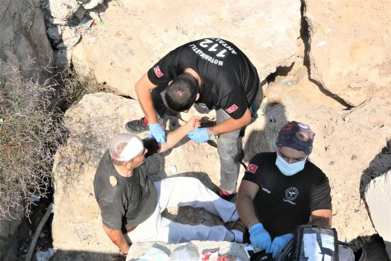 Yaşlı adamın balık sevdası hastanelik etti
