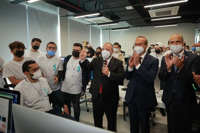 Öğretmensiz ve iş garantili yazılım okulunun ilk ders zili çaldı
