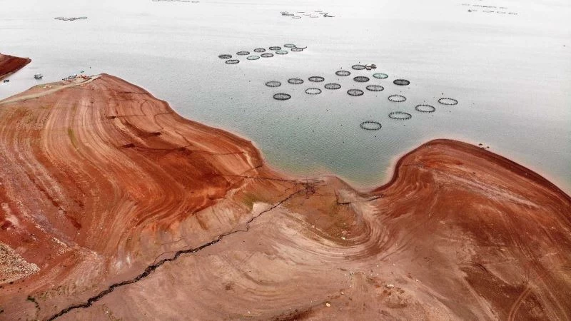 Barajda su seviyesi düştü, balıkçılar endişeli
