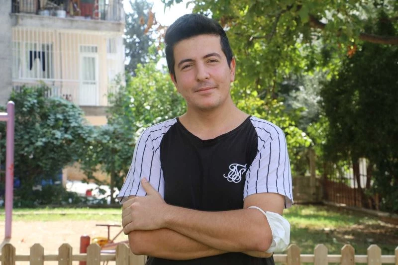 Denize düşen yavru kedileri havluyla ölümden kurtaran genç güvenlikçi: “Anne kedinin o hareketini unutamam”
