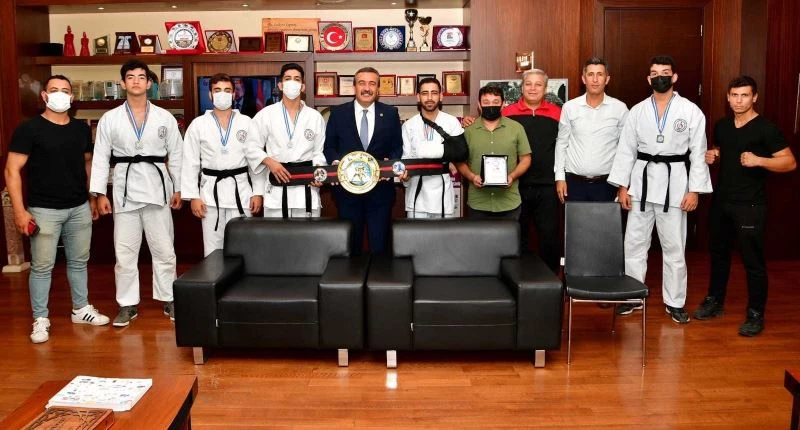 Altın kemeri Soner Çetin’e getirdiler
