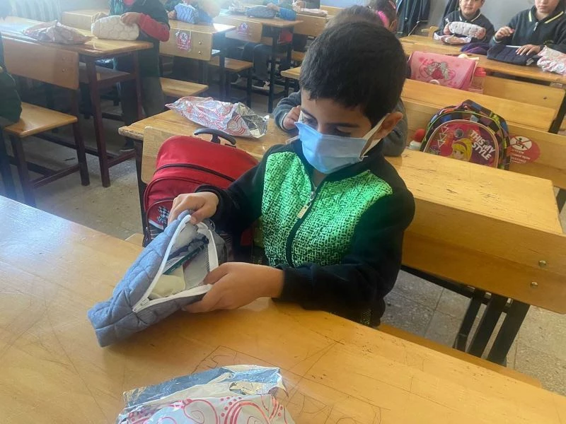 Atık kumaşları kalemliğe dönüştürüp köy öğrencilerine ulaştırdılar
