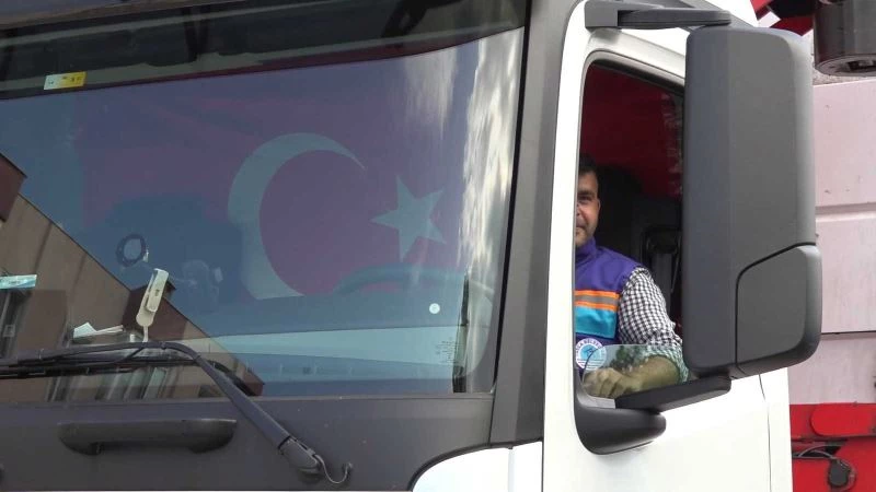 Tuzla’da çöp konteynerine atılan kedi, temizlik personelinin dikkati sayesinde kurtuldu
