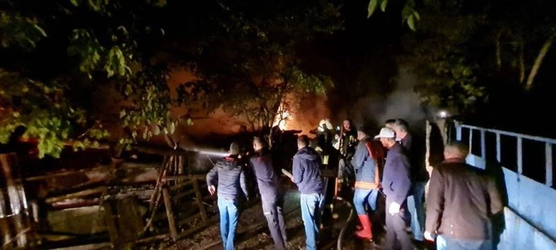 Karabük’te iki katlı ev, ahır ve ambar alevlere teslim oldu
