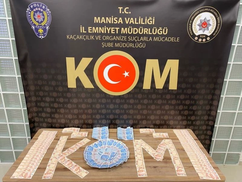 Dur ikazına uymayıp kaçtılar, sahte paraları yola saçtılar
