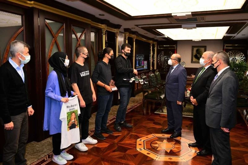 TEKNOFEST 2021 Savaşan İHA Döner Kanat Kategorisi’nde Türkiye birincisi olan öğrencileri makamında kabul etti
