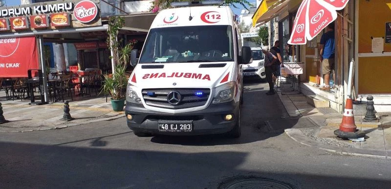 Yemek yerken sırtından bıçaklandı
