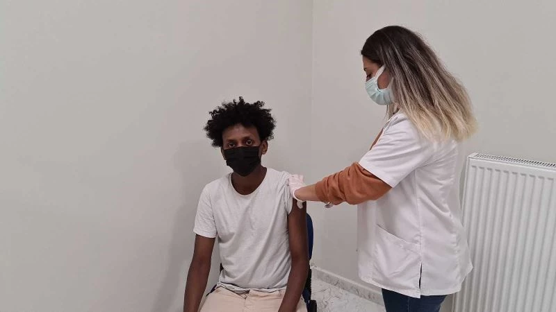 3 bin 600 kilometre uzaklıktan gelen öğrenciler ilk aşılarını olmaya başladı
