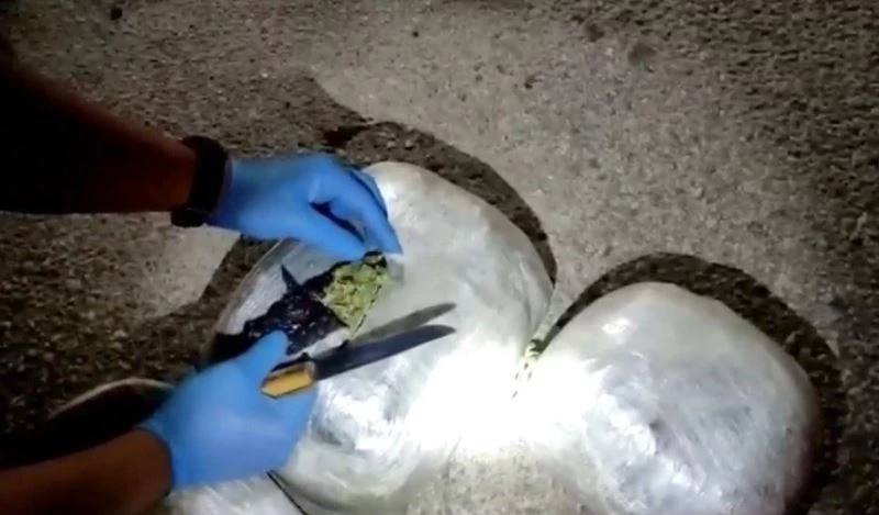 Koyun yünlerinin arasına gizlenmiş 7 kilo esrar ele geçirildi
