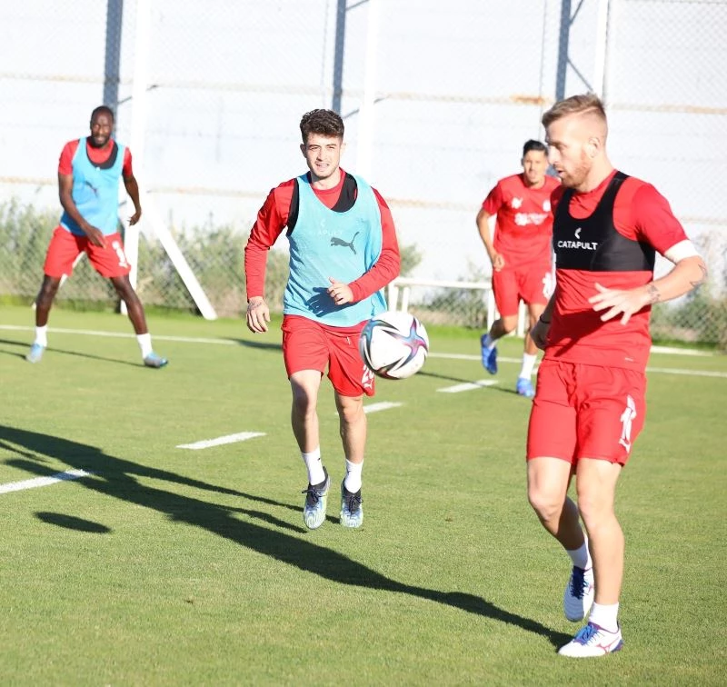 Sivasspor, Fenerbahçe maçı hazırlıklarına çift idmanla devam etti
