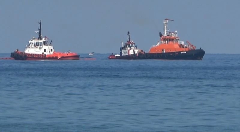 Suriye’den gelen petrol, 14 kilometrelik Samandağ sahilini sardı

