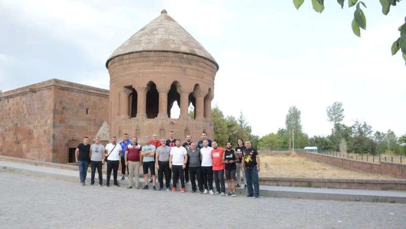 Milli Takım Antrenörleri Ahlat’ı gezdi
