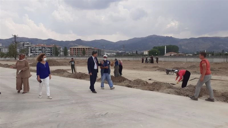 TOKİ Sosyal Bilimler Lisesi’nde çevre düzenleme çalışmaları sürüyor
