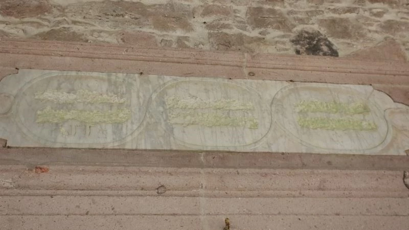 Ayvalık’ta tarihi camiye kitabe ayıbı
