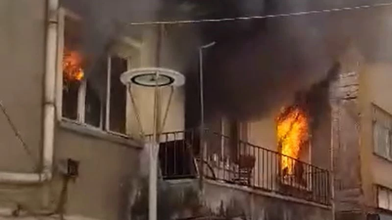 İtfaiye eri, yaşlı adamı sırtında taşıyıp, alevlerin arasından kurtardı
