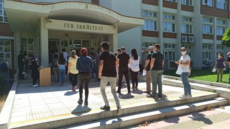 Açıköğretim öğrencileri aylar sonra yüz yüze sınava girdi
