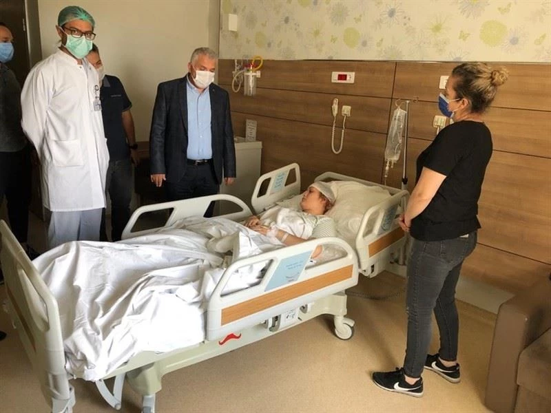 6 kişinin öldüğü kazadaki yaralıları ziyaret eden Vali Yıldırım: 
