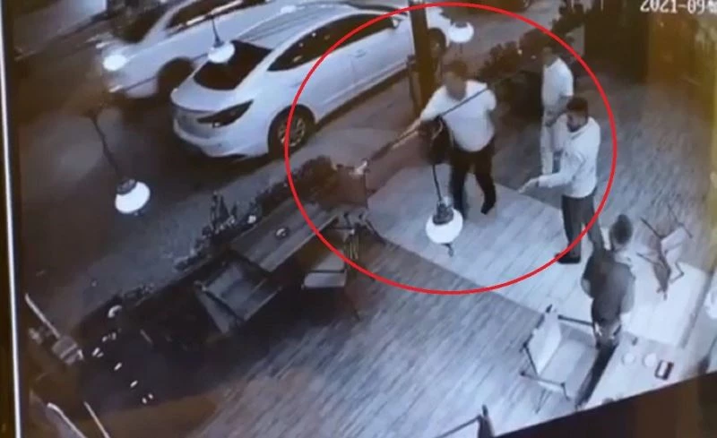 Husumetlisine defalarca ateş etti
