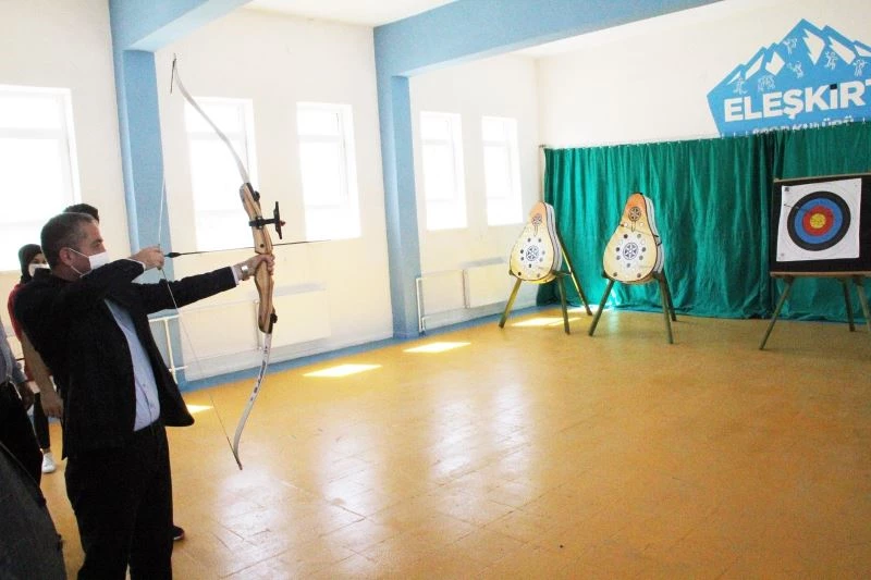 Müdür Kökrek, Eleşkirt ilçesindeki okulları ziyaret etti
