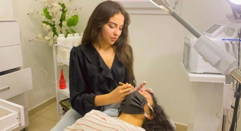 Kıl tekniği ile kaş uygulamasının merkezi Dalmış Beauty
