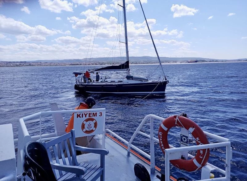 Çanakkale Boğazı’nda yakıtı biten yelkenli kurtarıldı
