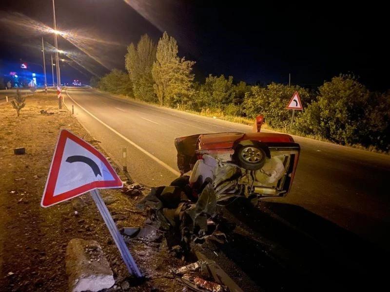 Kaza sonrası ikiye bölünen otomobilden yaralı çıktılar
