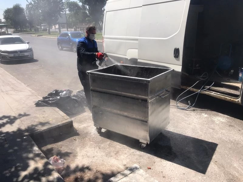 Bağlar’da çöp konteynerleri dezenfekte edilerek boyanıyor
