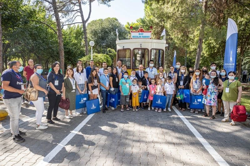 Tunç Amcalarıyla buluşan çocuklardan örnek davranış
