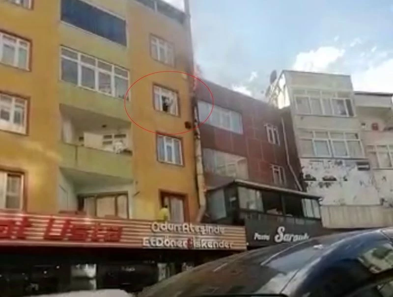 Evinin penceresinden pet şişe ile yangını söndürmeye çalıştı
