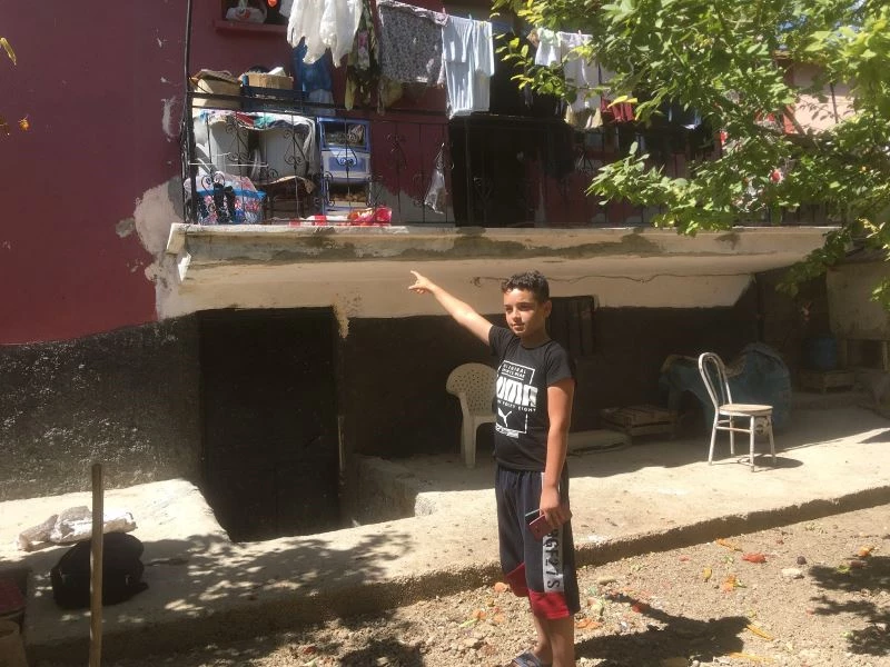 Kargaları korkutmak için tüfekle ateş etti, balkondaki komşunu vurdu
