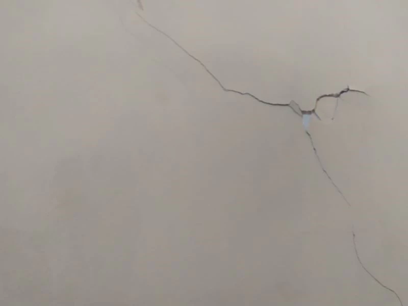 Sitede oturdukları binalarda çatlaklar oluşan vatandaşlar araçlarında kalıyor
