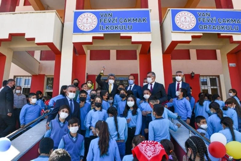 Van’da yüz yüze eğitimin ilk zilini Vali Bilmez çaldı
