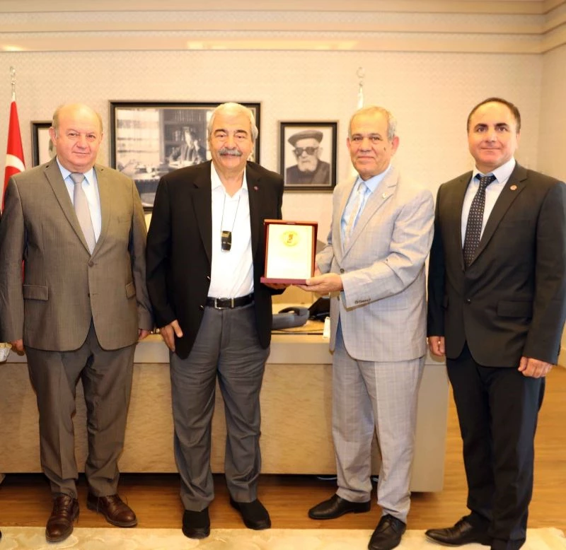 SANKO Onursal Başkanı Konukoğlu’na teşekkür plaketi
