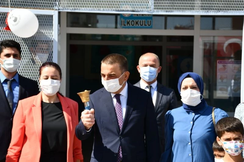 Siirt Valisi Hacıbektaşoğlu, ilk ders zilini çaldı
