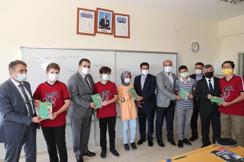 Eğitim yılının ilk dersinde öğrencilerle buluştu
