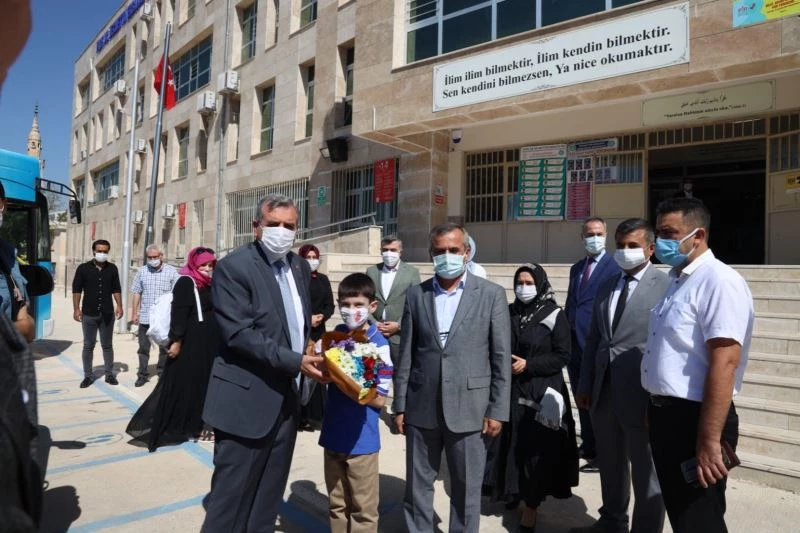 İlk ders zilinde sıraları öğrencilerle paylaştılar
