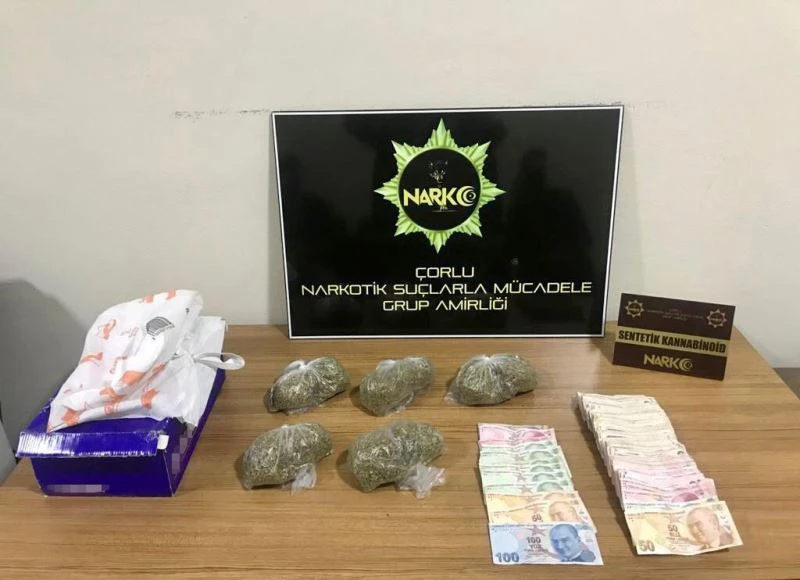 Dur ihtarına uymayan taksiden uyuşturucu çıktı
