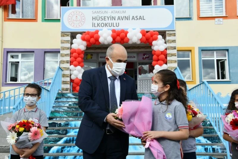 Minikler okul kitaplarını Vali Dağlı’nın elinden aldı
